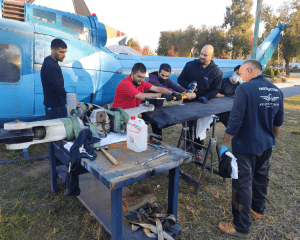 Alumnos de LMA desmontan la pala de un helicóptero
