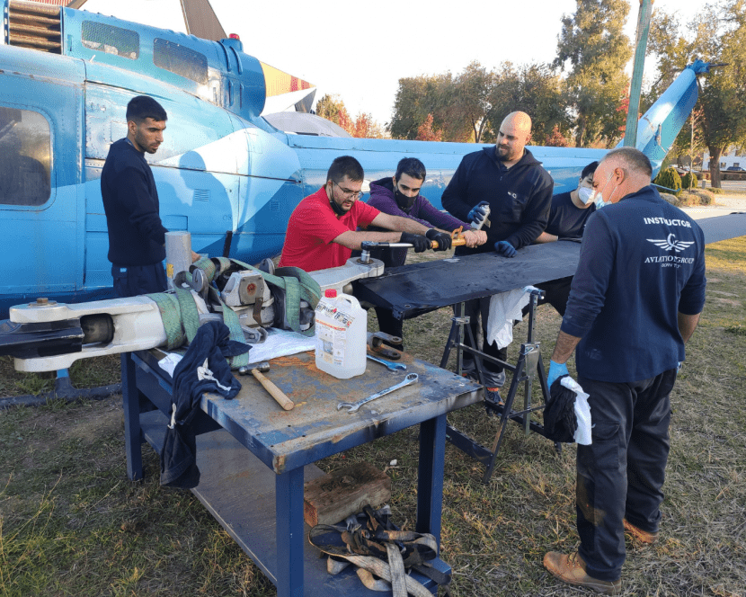 Alumnos de LMA desmontan la pala de un helicóptero