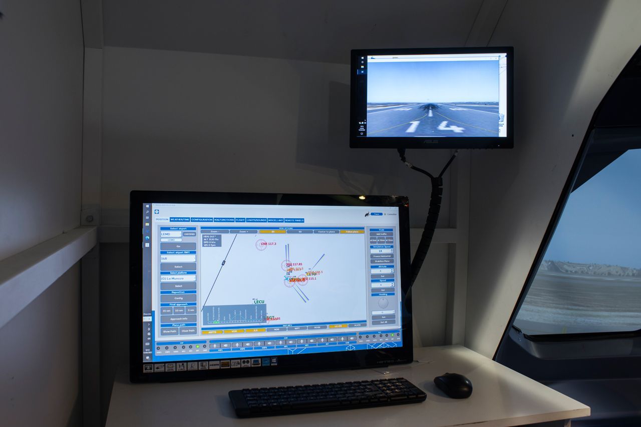 A-320 FNTP II: Uso profesional Todas las características que hemos descrito anteriormente sumado al acuerdo de colaboración entre SEPLA y Aviation Group, hacen del A-320 FNTP II el aparato perfecto para que los pilotos profesionales completen las horas de vuelo necesarias para mantener su licencia de vuelo. También para reforzar su entrenamiento, ya que el A-320 FNTP II está preparado para realizar simulaciones de situaciones de emergencia, con lo que los pilotos pueden mejorar su pericia a los mandos de una aeronave. Además el simulador es apto para ser certificado bajo distintas normativas nacionales e internacionales y permite también cargar los perfiles de vuelo utilizados por las principales compañías aéreas comerciales, lo que da a los pilotos profesionales horas de vuelo y una toma de contacto real con las compañías aéreas de las que quieran formar parte.