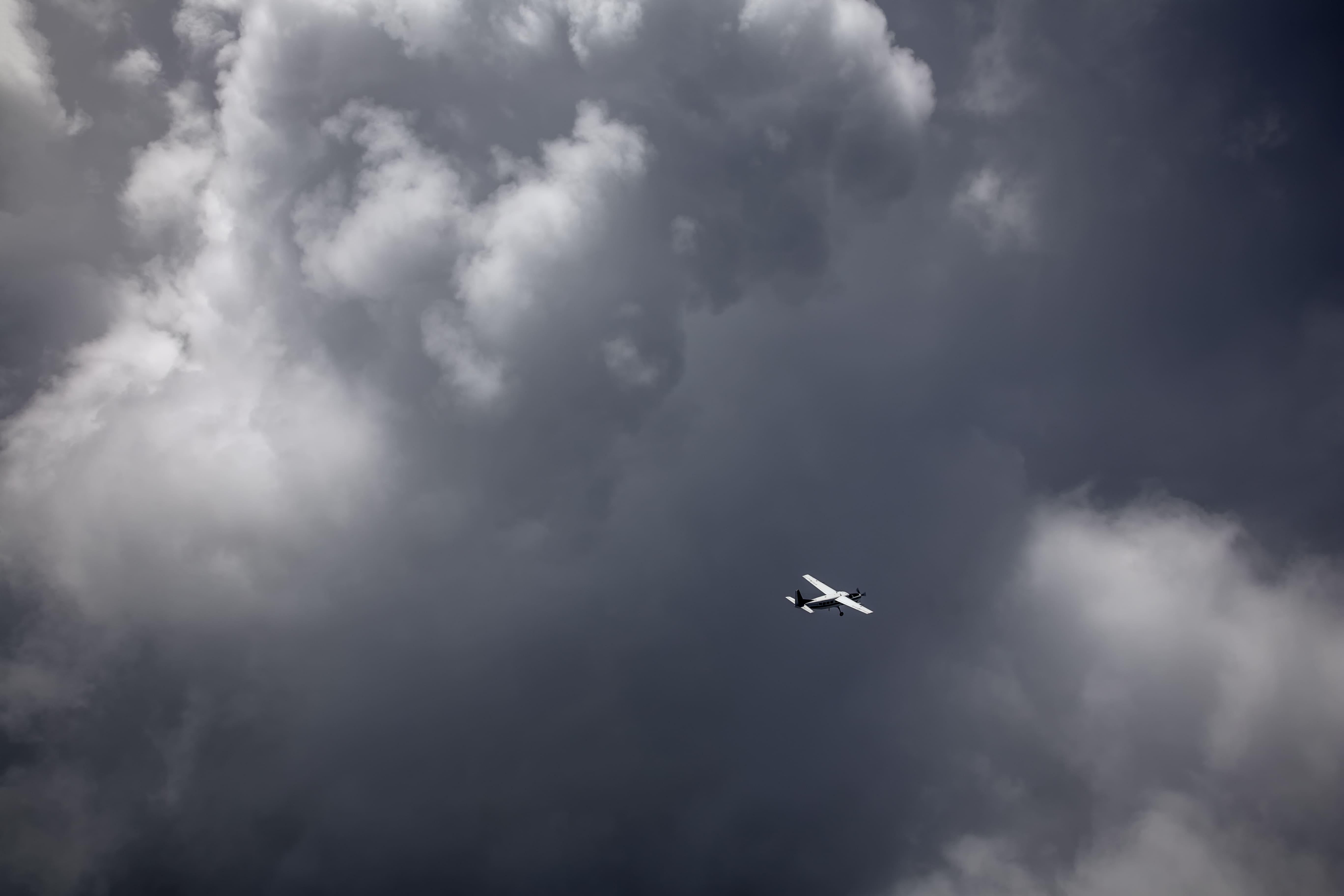 avión volando sobre tormenta
