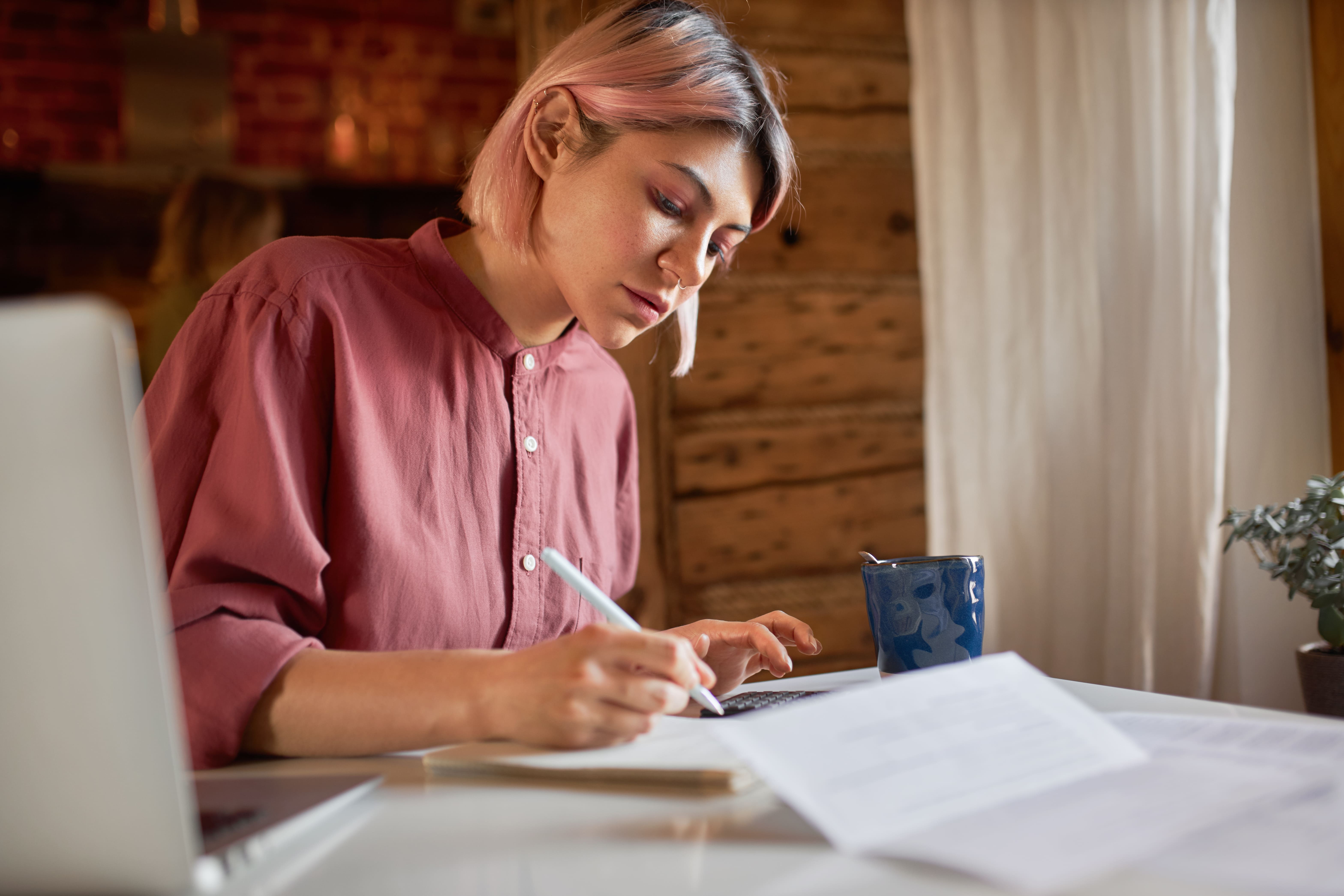 mujer opositando con una formación profesional mujer opositando con una formación profesional
