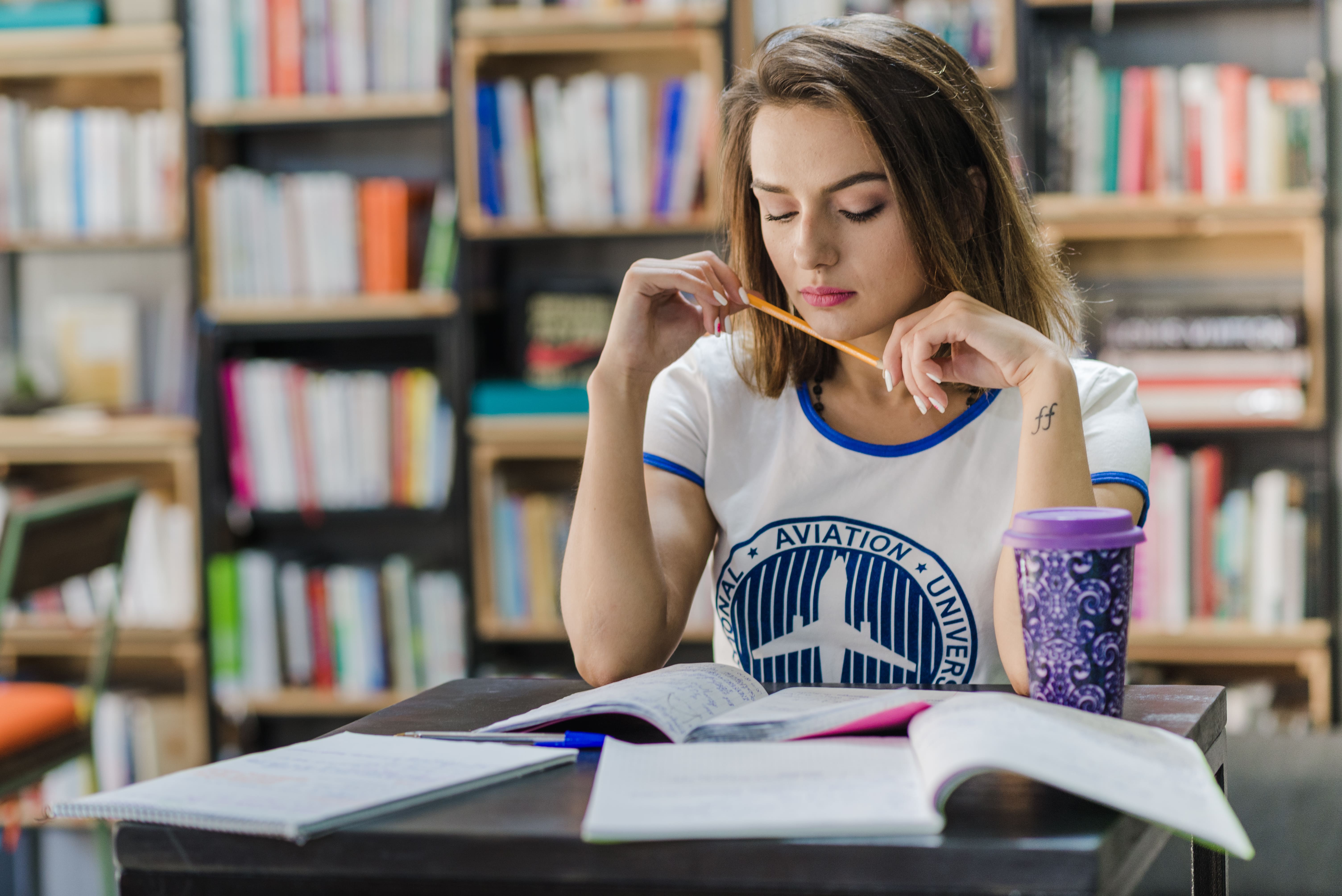 chica aplicando técnicas para estudiar