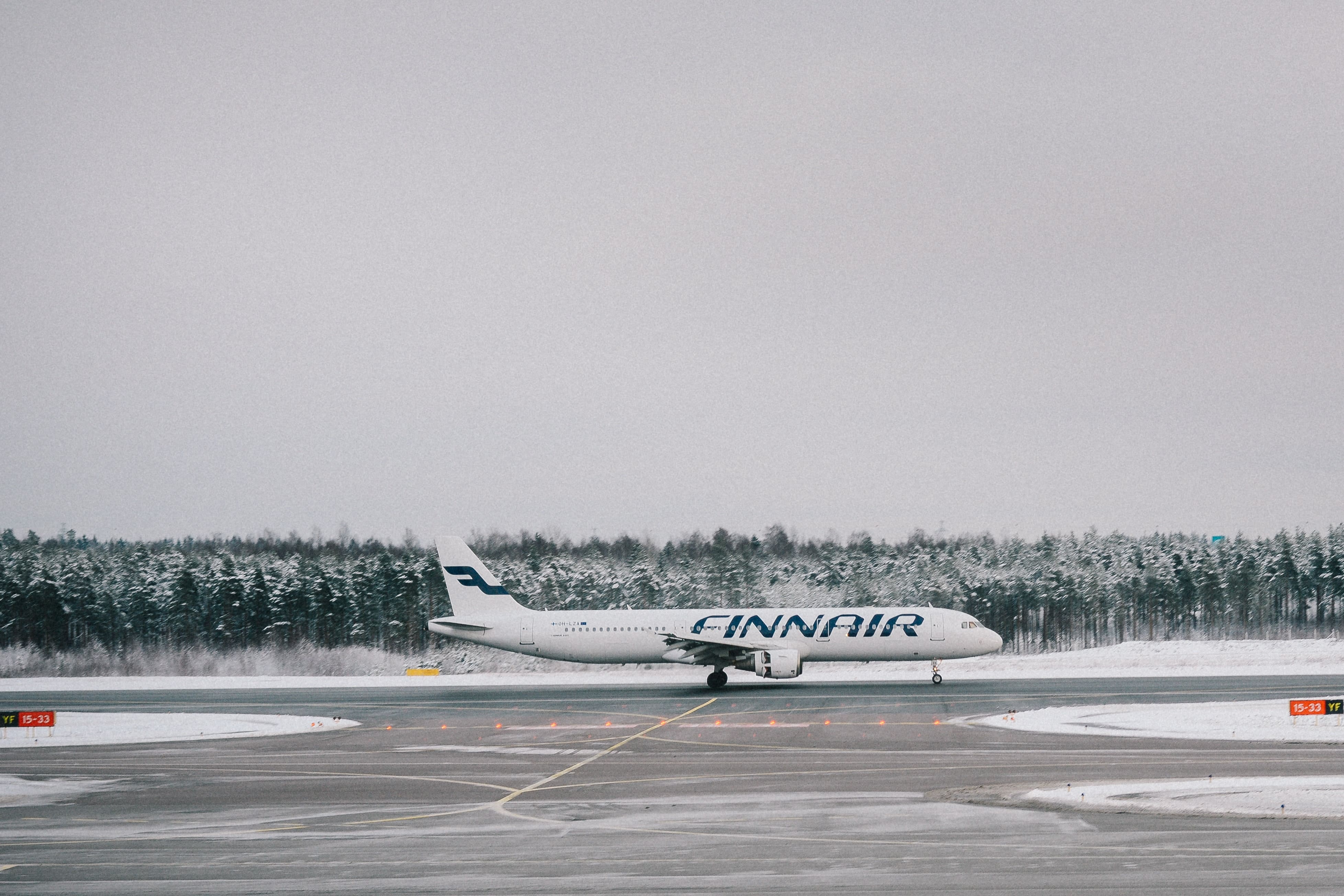 avión en un aeropuerto con hielo