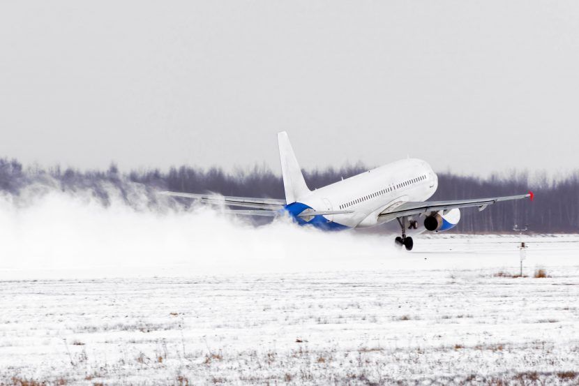 avión en una tormenta de nieve