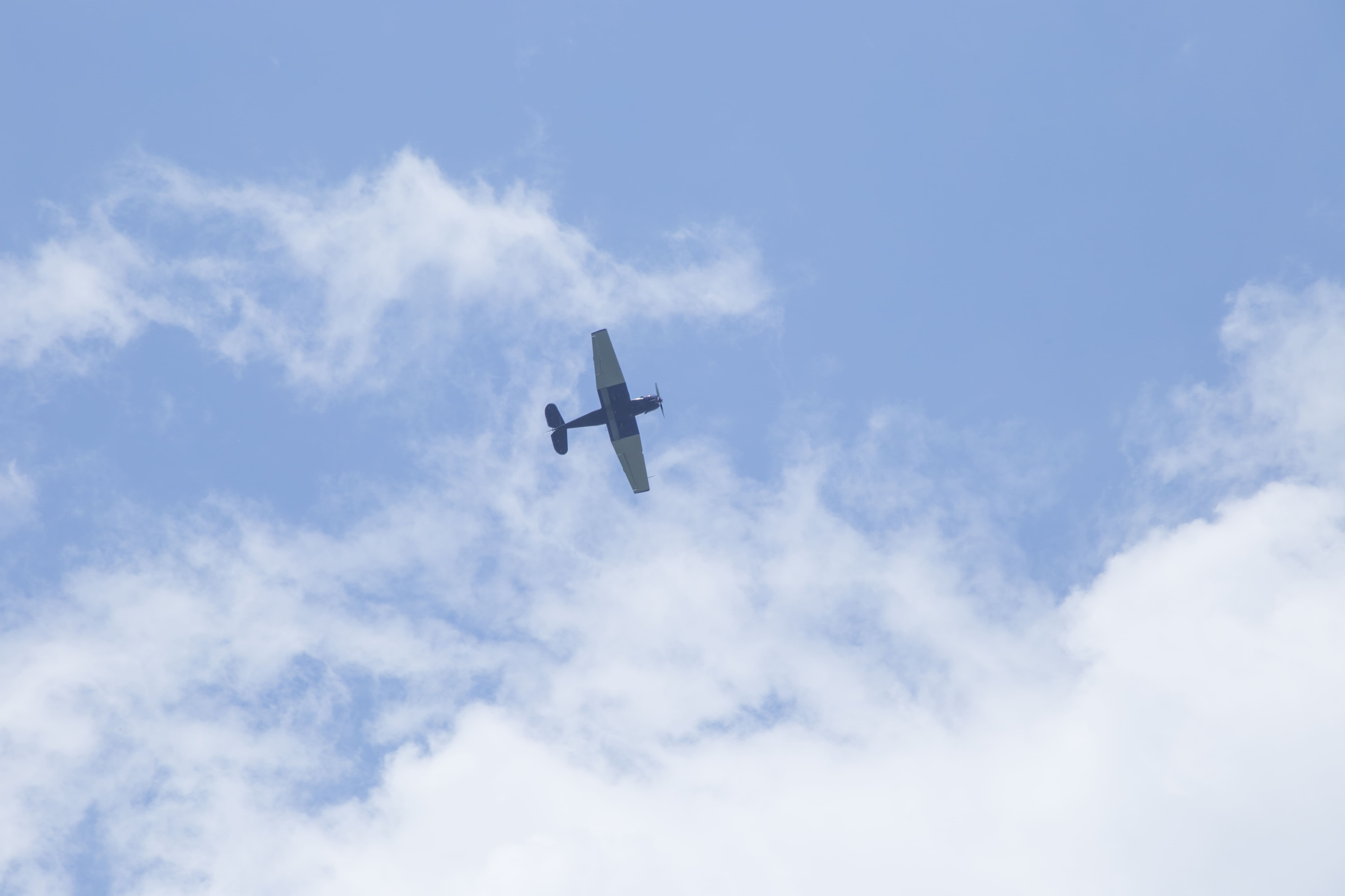 por que los aviones no vuelan en línea recta